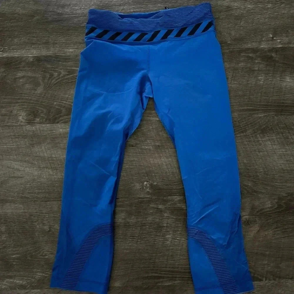 Lululemon royal blue capris with black stripe details. Size 6